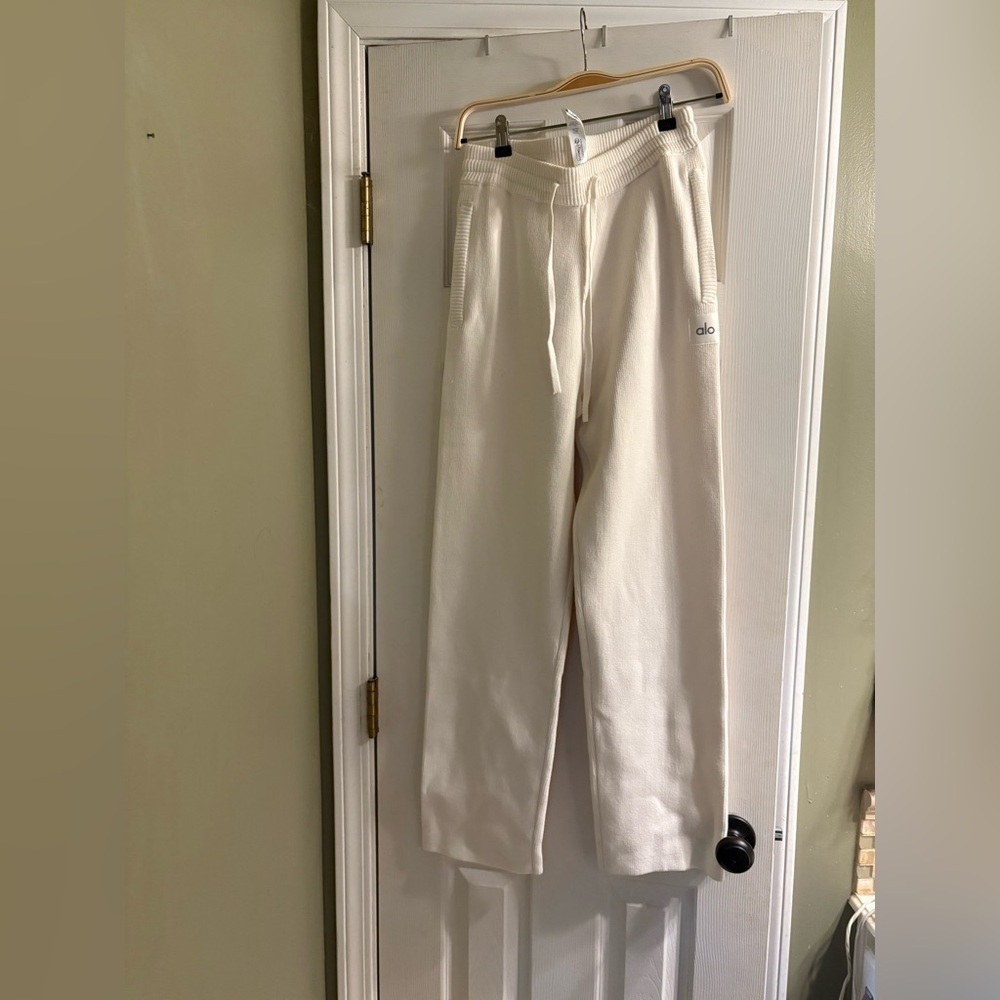 ALO Yoga Scholar Straight Leg Sweatpant XS Ivory NWT - Picture 4 of 7